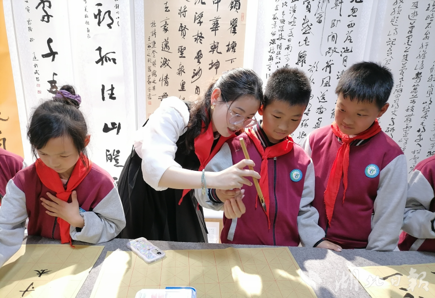 嘉鱼县实验小学举行“全国文明校园”授牌仪式(1).docx