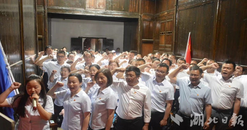 嘉鱼县实验小学举行“全国文明校园”授牌仪式(1).docx