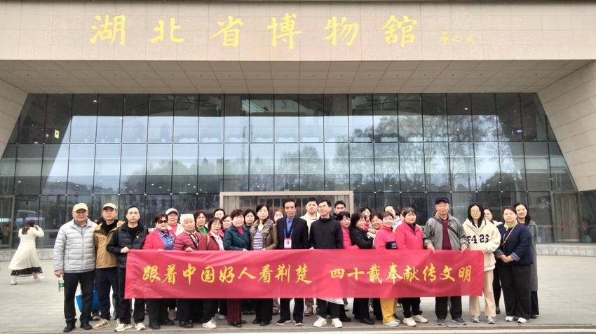 20260325跟着“中国好人”看荆楚 四十载坚守诠释奉献之美.doc