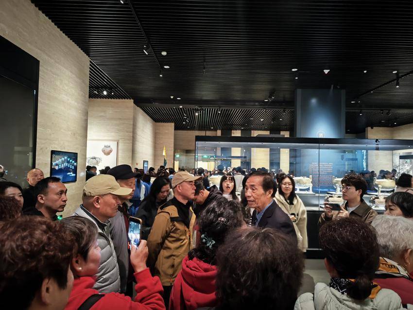 20260325跟着“中国好人”看荆楚 四十载坚守诠释奉献之美.doc