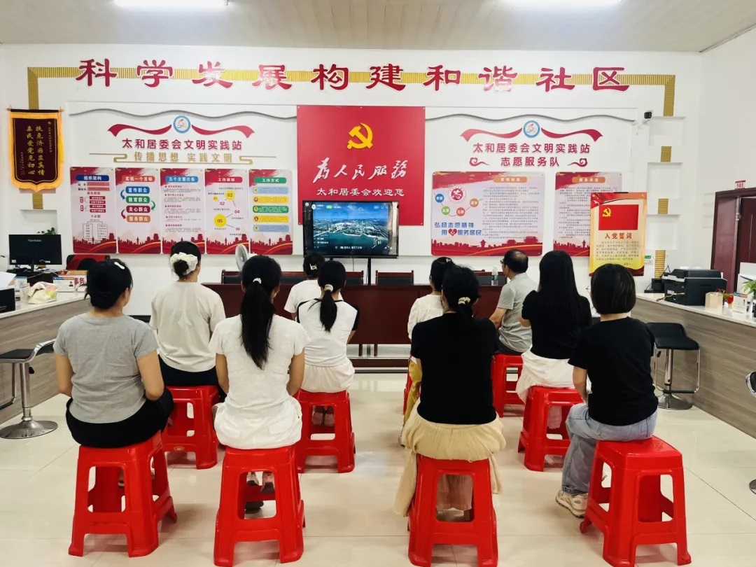 梁子湖区积极组织干部群众集中收看“中国好人”发布仪式。